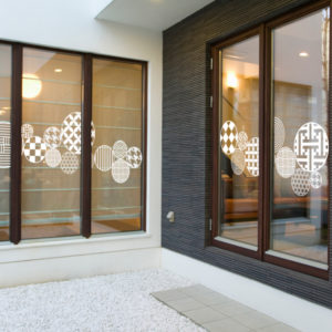 ガラスフィルム,目隠し,日よけ,シール,遮熱,陽の光を遮るガラス,ガラス装飾,店舗用ガラス,ウィンコス,３Mガラスフィルム,ガラスステッカー,ガラス防犯,ガラス台風対策,ガラス おしゃれ,ガラス シール