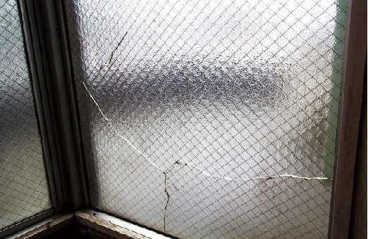 ガラスひび割れ