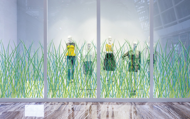 ショーウィンドウにガラス用シール