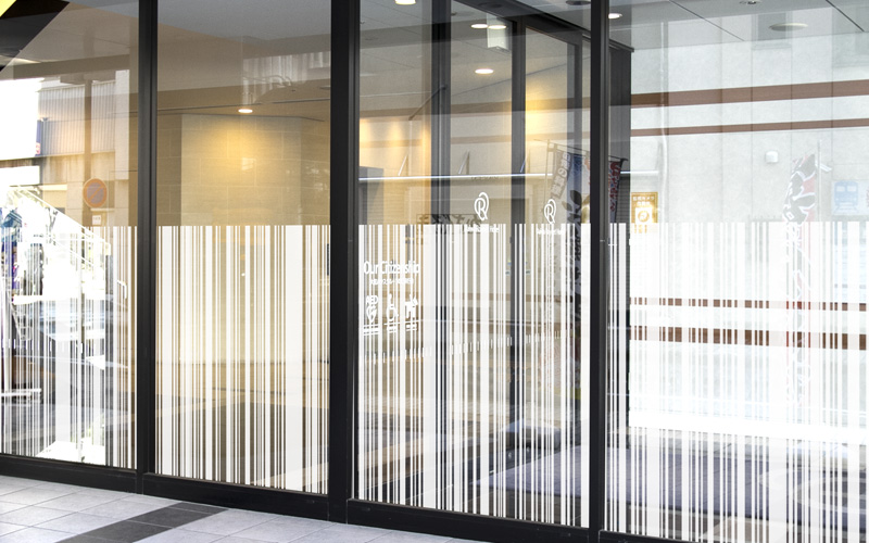 縦ラインのガラス目隠しフィルムで白色