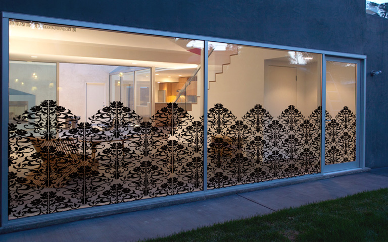 ヨーロピアンなデザインの目隠し用ガラスフィルム