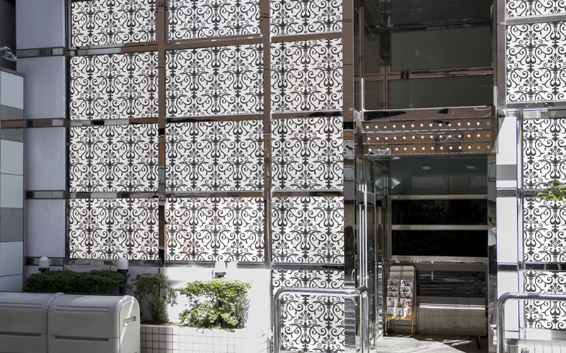 店舗用窓ガラスにアラベスク柄のデザイン