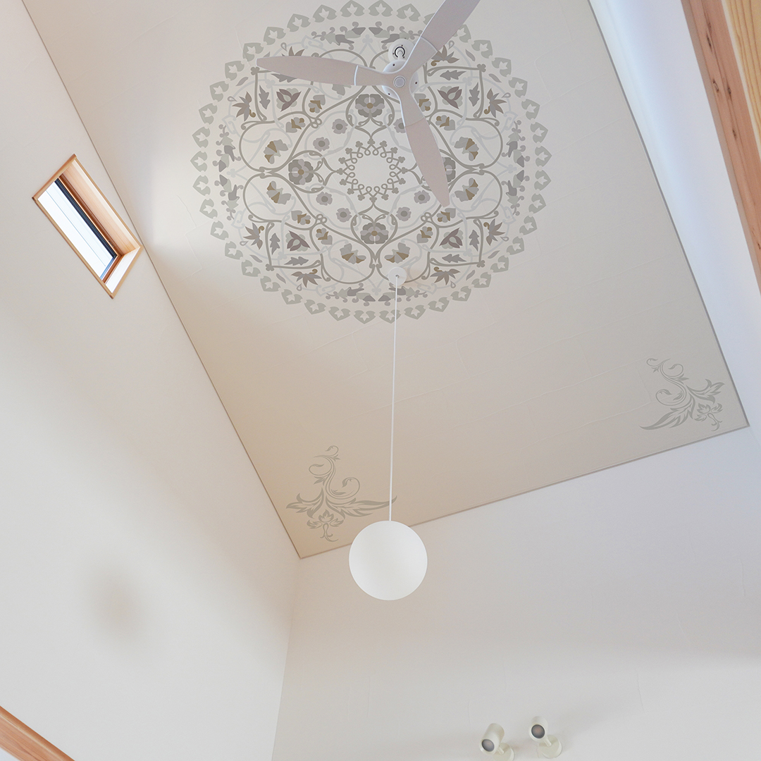 イスラミックなデザインの天井壁紙