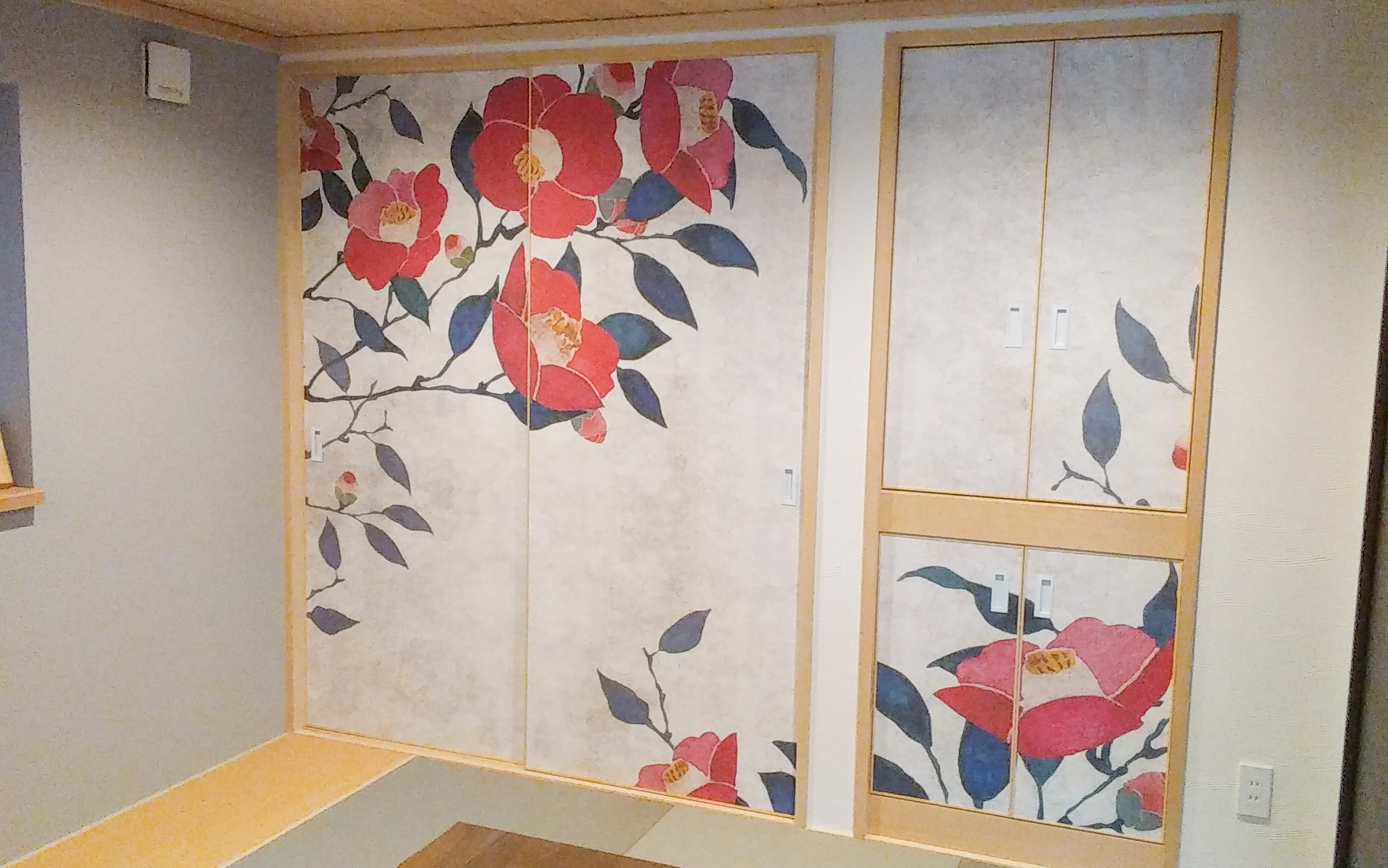 襖に和モダンな椿の壁紙を使用した事例