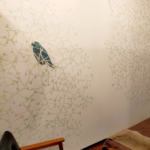 鳥と植物柄の壁紙